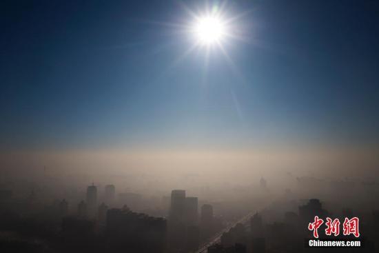 1月2日，雾霾暂别北京，蓝天渐现，拨雾见日。 <a target='_blank' href='http://www.chinanews.com/'>中新社</a>记者 侯宇 摄
