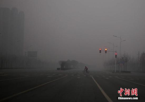 1月1日，雾霾笼罩下的河南郑州城区。 <a target='_blank' href='http://www.chinanews.com/'>中新社</a>记者 王中举 摄