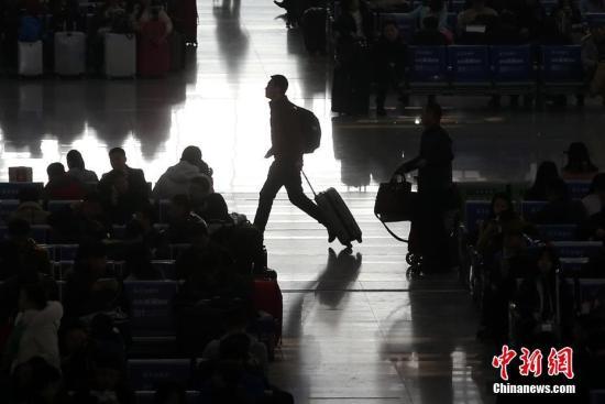资料图 旅客准备乘车出行 <a target='_blank' href='http://www.chinanews.com/'>中新社</a>记者 泱波 摄