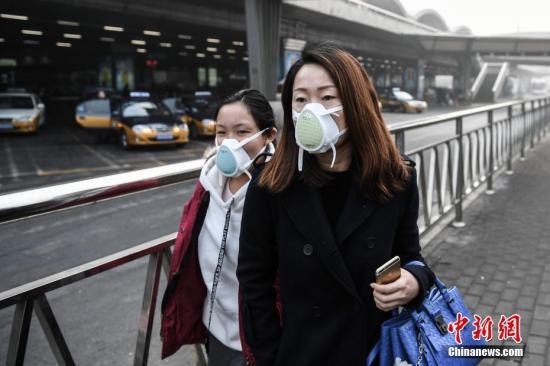 资料图：北京重污染天气过程持续。图为旅客佩戴口罩前往首都机场。<a target='_blank' href='http://www.chinanews.com/'>中新社</a>记者 崔楠 摄