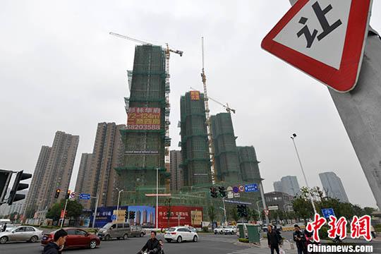 资料图：福州一处商品房在建中。 <a target=