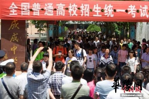  资料图：2015年6月8日，山西太原某考点的考生走出考场。 <a target='_blank' href='http://www.chinanews.com/'>中新社</a>发 张云 摄