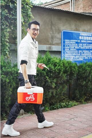 图为胡兵在送药途中