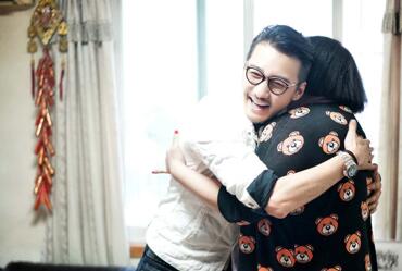 图为胡兵暖心拥抱鼓励幸运用户
